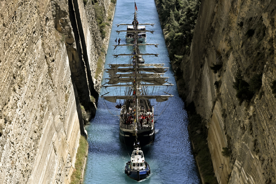Η στιγμή που το Belem διασχίζει με την Ολυμπιακή φλόγα τον Ισθμό της Κορίνθου