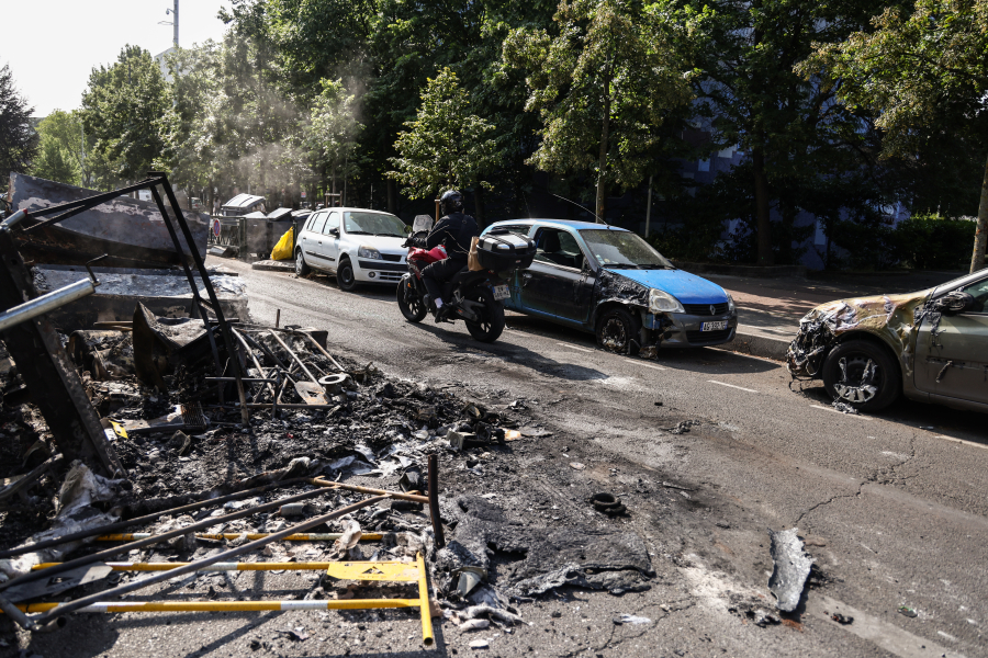 «Πόλεμο με άγριες ορδές παρασίτων» αναφέρει η γαλλική αστυνομία, δημοτική απαγόρευση... κυκλοφορίας σε ανήλικα