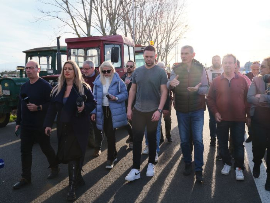 Απόδραση Κασσελάκη από την αμφισβήτηση της Κουμουνδούρου… με τρακτέρ