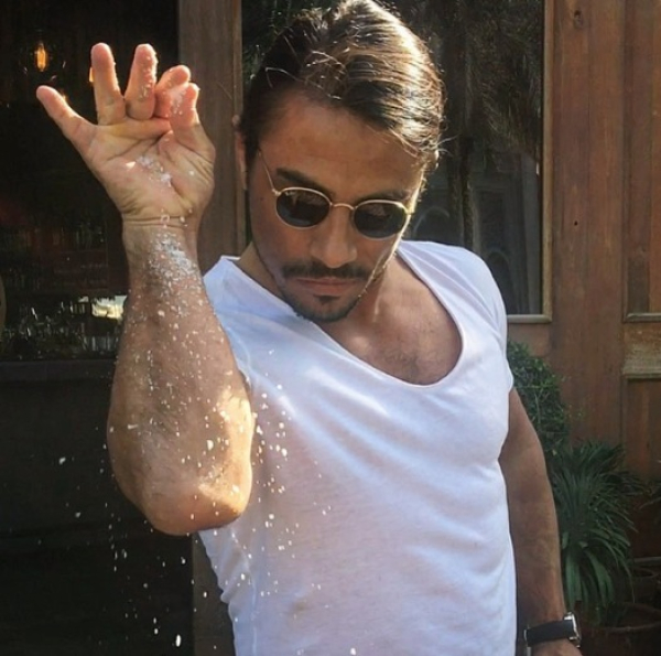 Salt Bae: Μπλεξίματα με τη δικαιοσύνη έχει ο διάσημος σεφ - Κατηγορείται για σεξουαλική παρενόχληση και εργασιακό εκφοβισμό