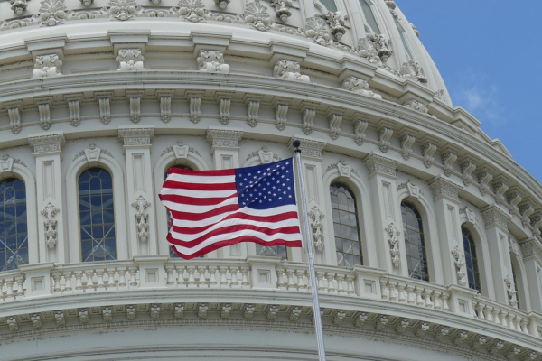 Το Κογκρέσο ετοιμάζει ψήφισμα για να εμποδίσει τον Τραμπ να χτυπήσει το Ιράν
