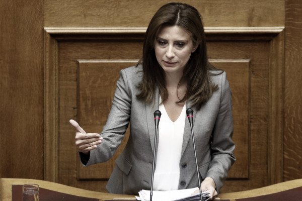 Συνταγματική αναθεώρηση: Εκτός κομματικής γραμμής η βουλευτής του ΣΥΡΙΖΑ, Νίνα Κασιμάτη