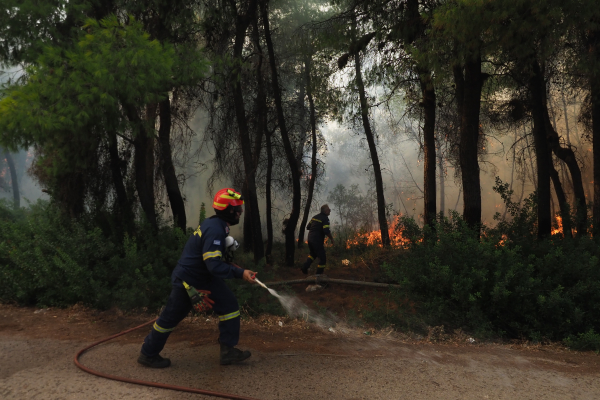 Καλύτερη η εικόνα της φωτιάς στις Λεύκες Πάρου