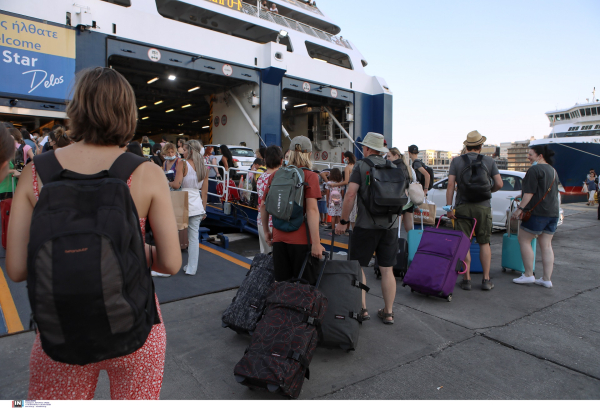 Κορυφώνεται η έξοδος των αδειούχων, όπου φύγει - φύγει για διακοπές οι Αθηναίοι, το αδιαχώρητο στα λιμάνια (βίντεο)