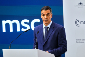 «Όχι στον πόλεμο, μια παρανομία δεν διορθώνεται με μια άλλη»: Νέο διάγγελμα Σάντσεθ μετά τις απειλές Τραμπ