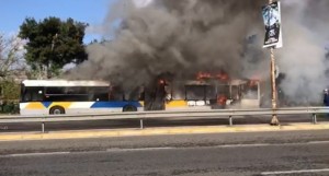 Λεωφορείο άρπαξε φωτιά εν κινήσει - Κλειστό το ρεύμα λεωφ. Ποσειδώνος προς Αθήνα