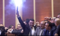 Απίστευτες εικόνες μέσα στο κοινοβούλιο της Αλβανίας - Πέταξαν... φωτοβολίδες και νερά, επενέβη η Αστυνομία (Βίντεο)