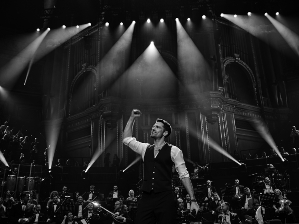 Παραμονή Χριστουγέννων στον Alpha με τον Κωνσταντίνο Αργυρό – Η εμβληματική εμφάνιση στο Royal Albert Hall