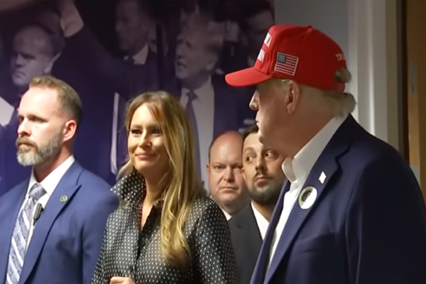 Η γυναίκα δίπλα στον Τραμπ ήταν πράγματι η Μελάνια; - Θεωρίες συνωμοσίας στο X