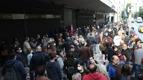 Συγκέντρωση έξω από το υπουργείο Εργασίας για τα αιτήματα των εργαζομένων της Cosco