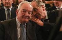 Ποιον θα στείλει το Μαξίμου σε Καραμανλή-Σαμαρά;