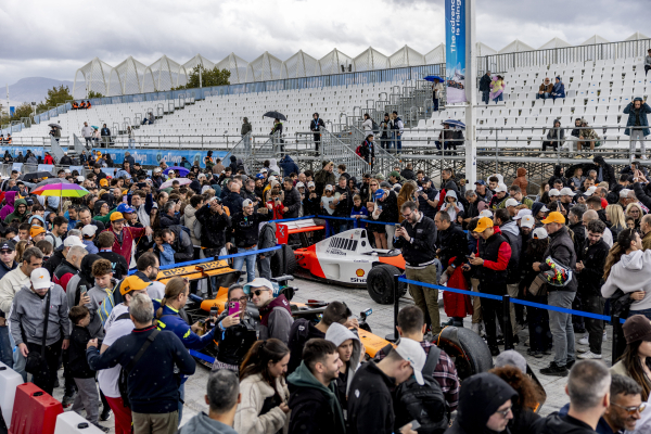 Από τη Fan Zone στο showrun του Allwyn x McLaren Racing: Live in Athens