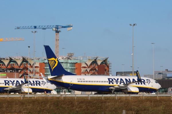 Η Ryanair επέστρεψε σε επιβάτιδα την έξτρα χρέωση για τη χειραποσκευή της