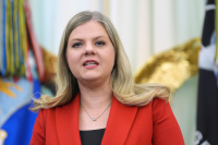 Ο Τραμπ όρισε νέα επικεφαλής στον FDA, τη δρ. Χέιντι Όβερτον