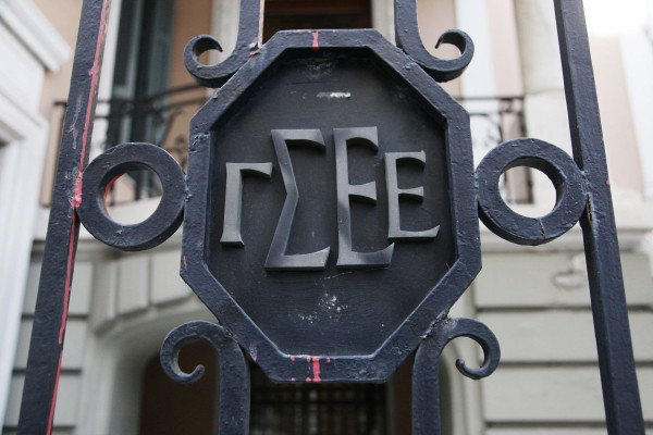 ΓΣΕΕ: Τι προβλέπει ο νόμος για τους εργαζόμενους όταν έχει καύσωνα