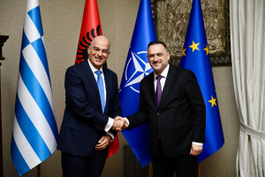 Διπλωματικές επαφές Ελλάδας–Αλβανίας: Στο επίκεντρο τα στρατιωτικά κοιμητήρια