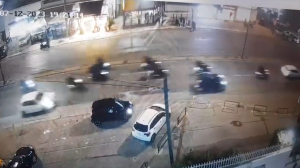 Οι κάμερες «έδειξαν» τους δράστες: Η πορεία με τα δίκυκλα και τα «πολεμοφόδια» προς το γήπεδο του Ρέντη