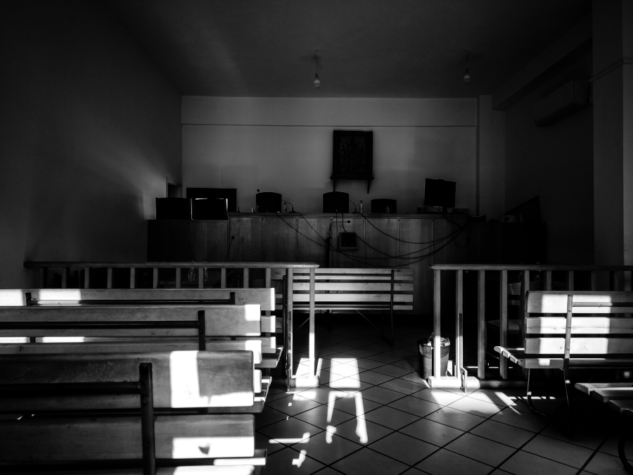 Η ΕΔΕ προτείνει την άμεση απομάκρυνση δικηγόρων που εμποδίζουν την δίκη