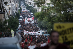 Ένταση με μολότοφ και δακρυγόνα μετά την πορεία για τη δολοφονία Φύσσα