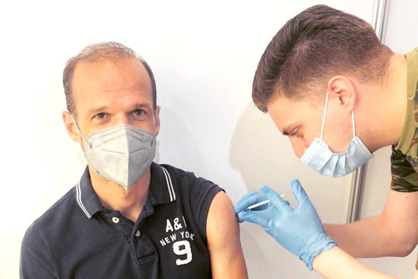 Εμβολιασμός: Το καλό παράδειγμα του Άγγελου Μπασινά