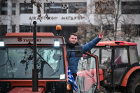 Στο Μαξίμου οι κτηνοτρόφοι, «ζεσταίνουν» τα τρακτέρ οι αγρότες