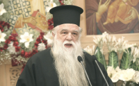 Χαμός με τον Μητροπολίτη Αμβρόσιο: Έβγαλε «φάρμακο» για τον κορονοϊό και άρχισε να ψεκάζει τους πιστούς