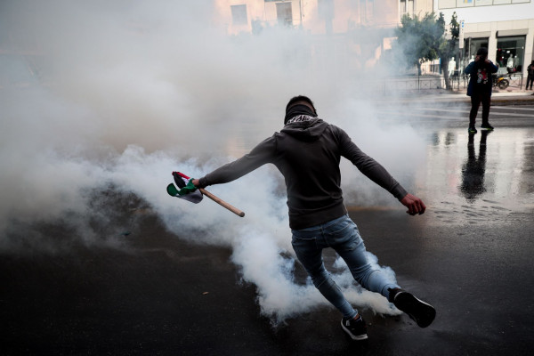 Ένταση και χημικά έξω από την πρεσβεία του Ισραήλ (εικόνες)