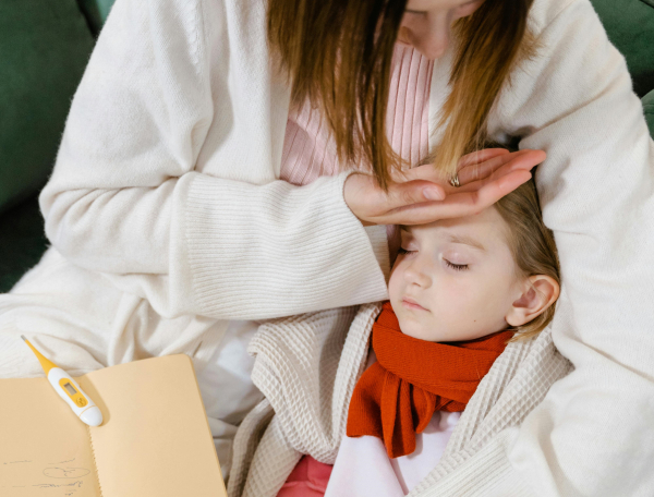 Κοκτέιλ γρίπης και κορονοϊού στοχοποιεί μικρά παιδιά - Ουρές σε φαρμακεία