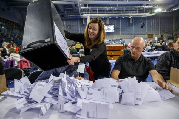 Βρετανία: Οι έδρες που κερδίζουν τα κόμματα