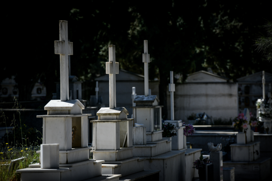 Φρίκη σε κοιμητήριο στο Ηράκλειο - Όστα και κρανία πεταμένα σε κοινή θέα