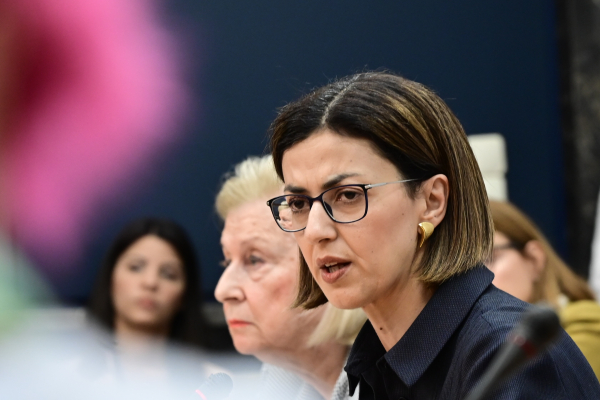 Υπουργείο Υγείας: Ψευδείς οι ανακοινώσεις που κολλούσαν σε πολυκατοικίες των Εξαρχείων