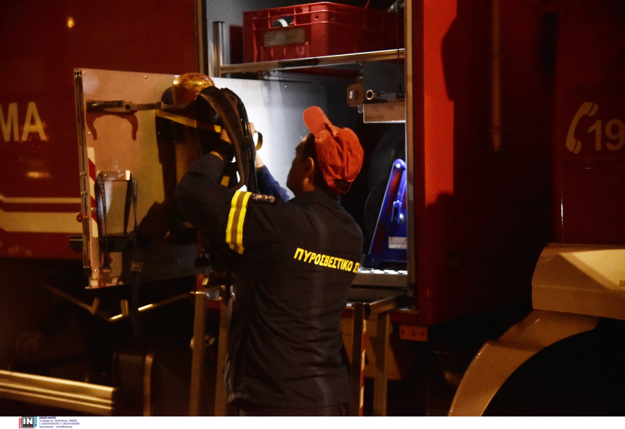 Φωτιά σε εργοστάσιο στον Τύρναβο μετά από ανάφλεξη φιάλης