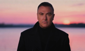 Ο Αντώνης Ρέμος παρουσιάζει το βίντεο κλιπ της νέας του επιτυχίας – «Δευτέρα»