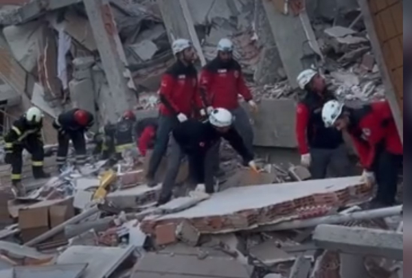 Κατάρρευση πολυκατοικίας στην Τουρκία: Νεκρός ανασύρθηκε 12χρονος - Συνεχίζονται οι έρευνες για επιζώντες (βίντεο)