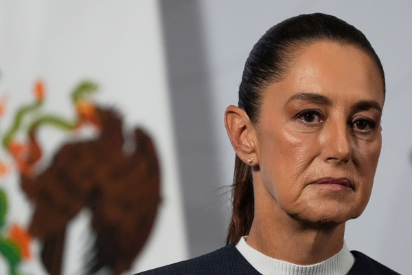 Μεξικό: Παρενόχλησε την πρόεδρο, στον δρόμο - Την αγκάλιασε, προσπάθησε να τη φιλήσει (Βίντεο)