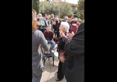 Σπάνια εμφάνιση της Μαίρης Λίντα από το Γηροκομείο Αθηνών: Ερμηνεύει Μανώλη Χιώτη (βίντεο)