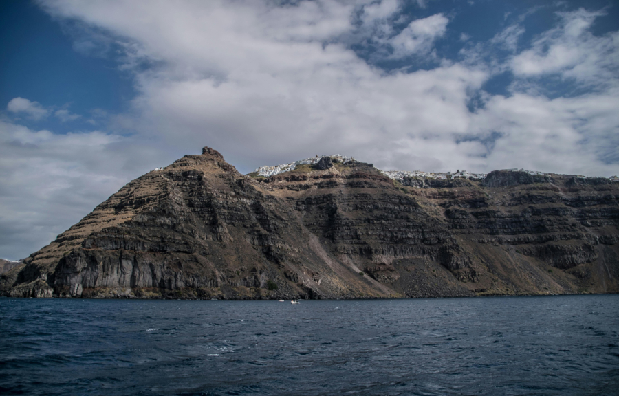 Τι συμβαίνει στη Σαντορίνη: Τι σημαίνουν οι εκατοντάδες σεισμοί, γιατί ανακοινώθηκαν μέτρα