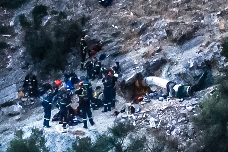 Λάρισα: Απεγκλωβίστηκε σώος ο 53χρονος που είχε μπει σε σπηλιά για λίρες (Εικόνες και Βίντεο)