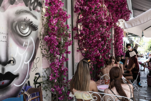 Αγίου Πνεύματος σήμερα: Τι ισχύει για καταστήματα, σούπερ μάρκετ, φαρμακεία, τράπεζες