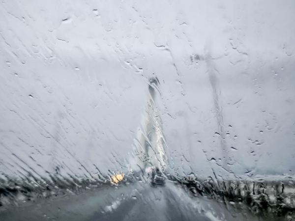 Σε εξέλιξη η κακοκαιρία: Βροχές και καταιγίδες σε πολλές περιοχές - Live η πορεία της