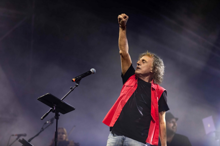 Ο Βασίλης Παπακωνσταντίνου αποχαιρετάει το καλοκαίρι στο Θέατρο Βράχων