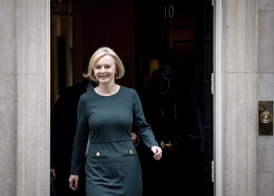 «Τρίζει» η πρωθυπουργική καρέκλα της Λιζ Τρας στη Βρετανία, σενάρια ανατροπής από βουλευτές των Τόρις