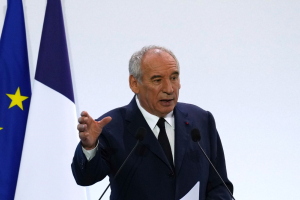 Ο Μπαϊρού ζητά ψήφο εμπιστοσύνης - «Η Γαλλία κινδυνεύει λόγω χρέους»