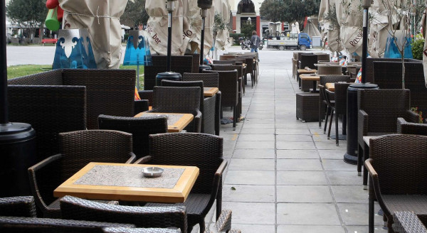 Θεσσαλονίκη: Επιχείρηση - σκούπα σε πεζόδρομους - Σήκωσαν τραπεζοκαθίσματα