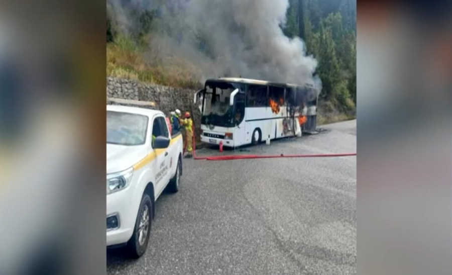 Κέρκυρα: Φωτιά σε τουριστικό λεωφορείο – Απεγκλωβίστηκαν σώοι οι επιβάτες (βίντεο)