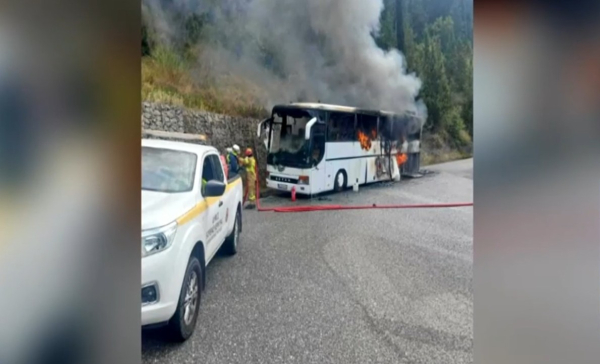 Κέρκυρα: Φωτιά σε τουριστικό λεωφορείο – Απεγκλωβίστηκαν σώοι οι επιβάτες (βίντεο)