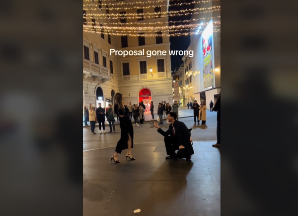 Με τους ήχους του «o sole mio» της έκανε πρόταση γάμου αλλά έφαγε πανηγυρικό... άκυρο