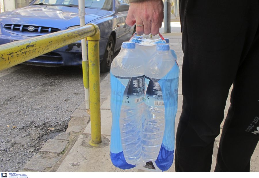 Πλημμύρες στη Θεσσαλία: Πλαφόν στο εμφιαλωμένο νερό, αυτή είναι η ανώτατη τιμή