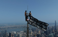 Empire State Building: Στο δικαστήριο το viral ζευγάρι που σκαρφάλωσε στην κορυφή και αρραβωνιάστηκε (Βίντεο)