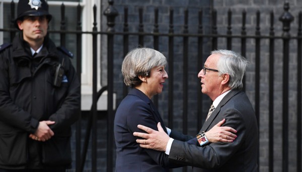 Δεν ήταν "δύσκολη" η συνάντηση Μέι - Γιούνκερ σύμφωνα με την κυβέρνηση